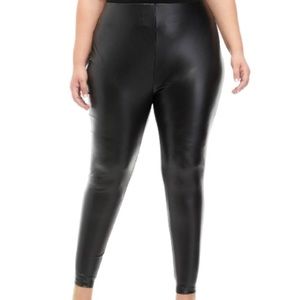 Wonderly
Plus Size Faux Leather Leggings